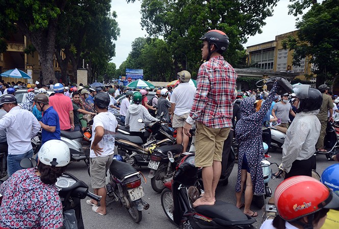 Đứng lên xe máy giữa đường chờ thí sinh Khoảng hơn 10h sáng nay, xảy ra ùn tắc kéo dài sau khi kết thúc môn thi đầu tiên.