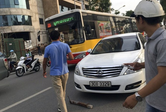 Hà Nội: Ô tô đang đi bị sắt rơi trúng nóc Chiếc ô tô bị thanh sắt rơi trúng.