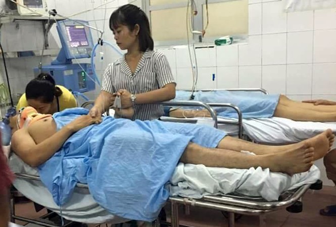 Vụ tàu hoả đâm ô tô: Nạn nhân thứ sáu tử vong Một nạn nhan khi đang được cấp cứu.