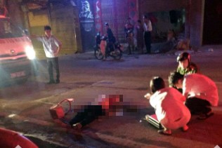 Nam thanh niên bị sát hại giữa đường Hà Nội trong đêm Hiện trường vụ việc.