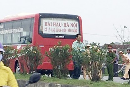 Va chạm với xe khách, 2 học sinh đi xe máy điện tử vong Hiện trường vụ việc. Ảnh otofun.