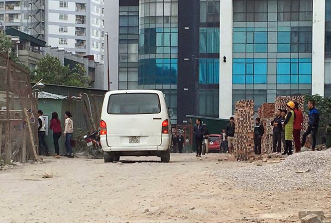 Nam công nhân rơi từ giàn giáo tầng 24 tòa nhà tử vong Nhiều người dân theo dõi sự việc.
