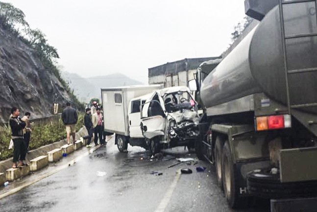 5 nạn nhân vụ tai nạn nghiêm trọng ở Mai Châu được chuyển viện Hiện trường vụ tai nạn.