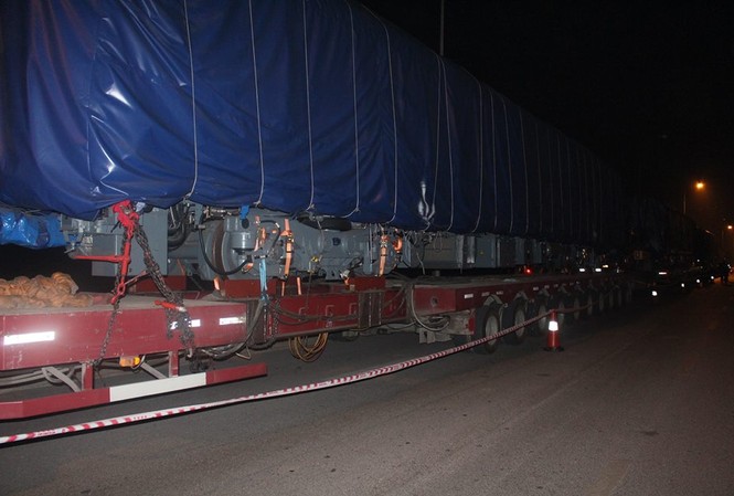 Cận cảnh 4 toa tàu đường sắt Cát Linh - Hà Đông về Hà Nội Bốn toa tàu, đầu máy của tuyến đường sắt đô thị Cát Linh - Hà Đông về tới Hà Nội vào rạng sáng nay.
