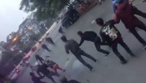 Hai nhóm thanh niên cầm hung khí hỗn chiến náo loạn phố Hà Nội Ảnh chụp lại từ video.