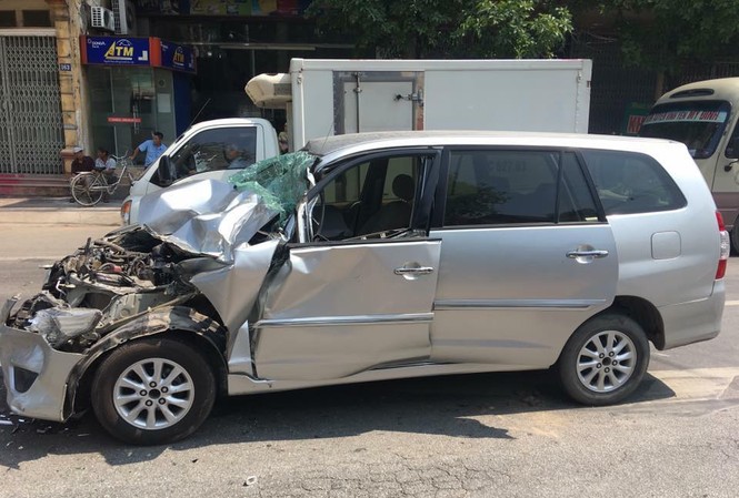 Xe biển xanh đâm vào đuôi xe tải nát bét, 2 người bị thương Chiếc xe biển xanh gặp nạn. Ảnh Otofun