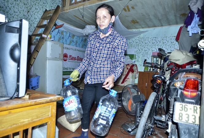 Cuộc sống đảo lộn vì khát nước sạch Chị Mười sử dụng can để trữ nước sinh hoạt hàng ngày. Ảnh Thanh Hà