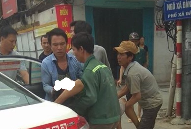 Nghi nổ thùng phuy, một người đàn ông bị thương nặng Nạn nhân được đưa đến bệnh viện. Ảnh FB