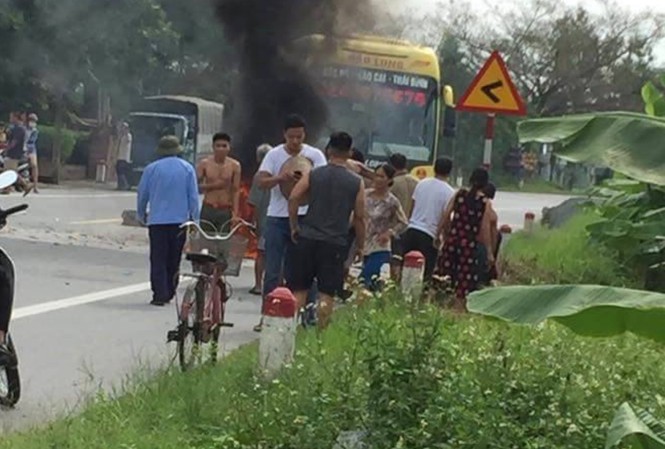 Bình ga mini phát nổ sau tai nạn, một phụ nữ bỏng nặng Hiện trường vụ việc. Ảnh FB