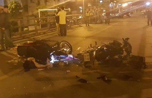 Xe máy đâm nhau kinh hoàng trên cầu vượt, 3 người thương vong Hiện trường vụ tai nạn.