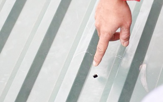 Dừng hoạt động các trường bắn để điều tra vụ 'đạn rơi' ở Vĩnh Phúc Viên đạn xuyên thủng mái tôn rơi xuống trường mầm non.