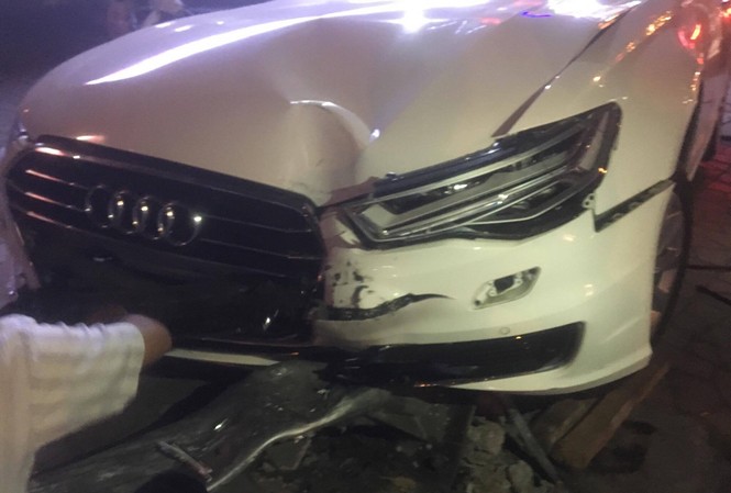 Xế hộp Audi đâm gục người đàn ông đi trên vỉa hè Hiện trường vụ việc.