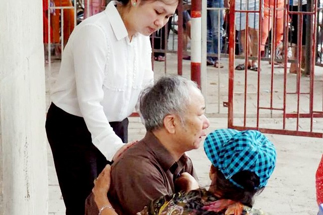 Nhiều người nhảy qua cửa sổ thoát khỏi ngôi biệt thự bị cháy Ông Mạnh gần như suy sụp khi nghe tin bà T. tử vong.