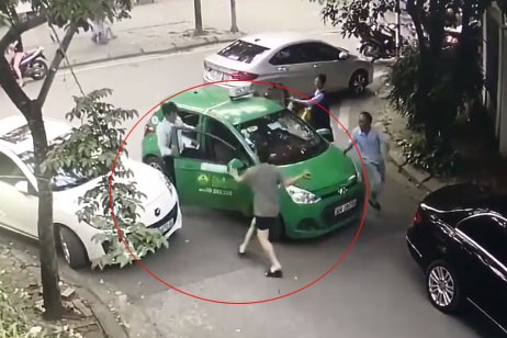 Thông tin mới vụ tài xế Mercedes cầm gạch đánh lái xe taxi tóe máu Hình ảnh cắt từ video.