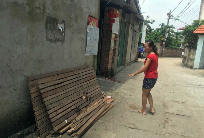 Chồng vẫn xuống tay giết vợ dù hàng xóm cầu xin tha mạng Chiếc giường còn dính máu nơi vụ việc xảy ra.