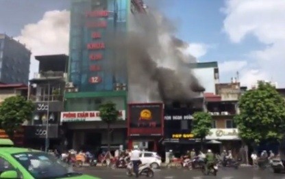 Cháy nghi ngút tại cửa hàng ăn uống trên phố Kim Mã Ảnh cắt từ video.