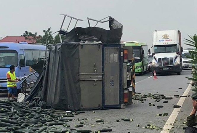 Xe tải lật trên cao tốc Nội Bài- Lào Cai sau cú va chạm xe khách Hiện trường vụ tai nạn. Ảnh: OFFB