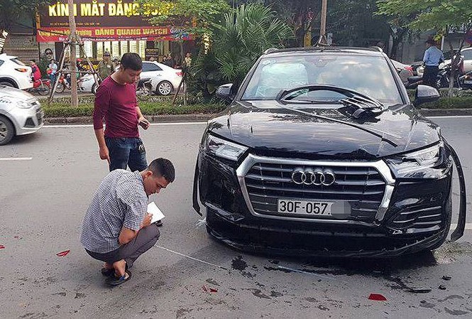 Xế hộp Audi Q5 đâm liên hoàn ô tô xe máy ở Hà Nội Hiện trường vụ tai nạn.