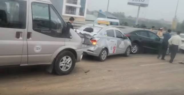 4 ô tô va chạm liên hoàn do bùn đất rơi vãi ra đường Hiện trường vụ tai nạn.