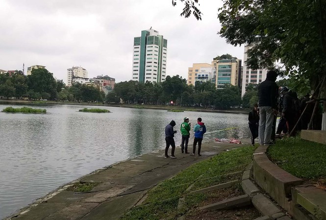 Thi thể người đàn ông nổi trên hồ Thiền Quang Hiện trường vụ việc.