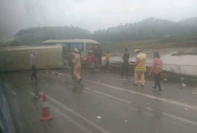 Ô tô khách lật ngửa sau va chạm trên cao tốc Nội Bài – Lào Cai Hiện trường vụ tai nạn.