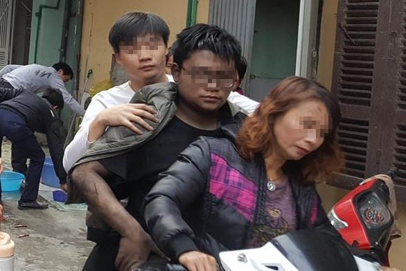 Cứu nam thanh niên ngạt khói trong vụ cháy nhà ở Hà Nội Nam thanh niên được cứu ra ngoài trong đám cháy.