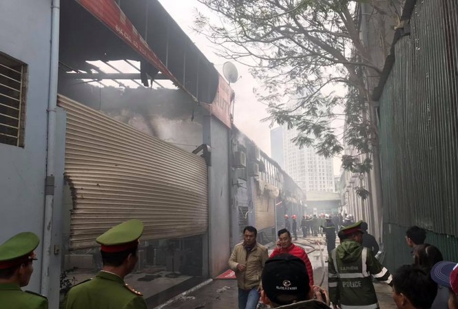 Vụ cháy xưởng ô tô gần VFF: Hàng trăm m2 nhà xưởng bị thiêu rụi Khu xưởng ô tô bị lửa thiêu rụi trưa 13/12.