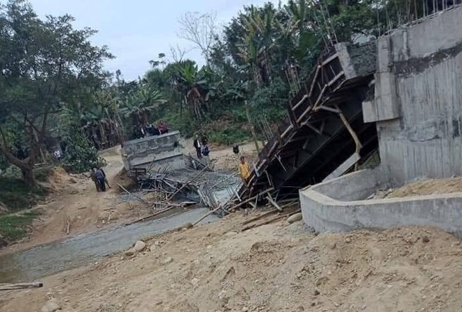 Đang đổ bê tông, cầu qua sông bất ngờ đổ sập Hình ảnh cây cầu bị sập được chia sẻ trên mạng xã hội.