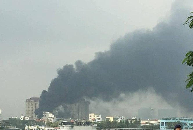 Khói đen cao ngút trời bao trùm công trình đang xây gần hồ Tây Hình ảnh vụ cháy được người dân chụp lại.
