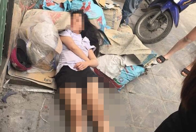 Cô gái xinh đẹp nằm bất động bên đường sau ẩu đả Hiện trường vụ việc.