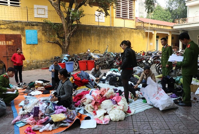 Bắt ‘siêu trộm’ 9X chuyên trộm cắp tài sản của các cửa hàng Nhiều tài sản bị đối tượng trộm cắp tại các cửa hàng. Ảnh: Công an Vĩnh Phúc.