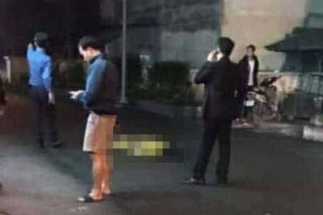 Phát hiện người phụ nữ nghi rơi từ tầng cao chung cư tử vong Hiện trường vụ việc.