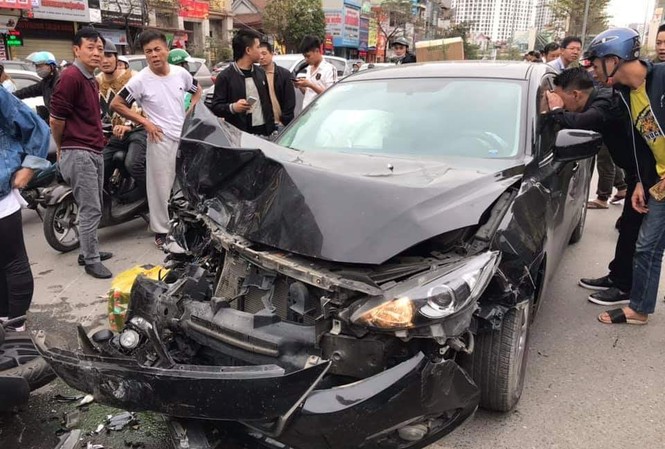 Mazda 3 đâm liên hoàn trên đường Hà Nội Hiện trường vụ tai nạn. Ảnh: FB