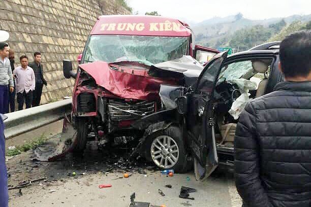 Phát hiện nồng độ cồn hai lái xe ô tô đâm nhau trên cao tốc Hiện trường vụ tai nạn.