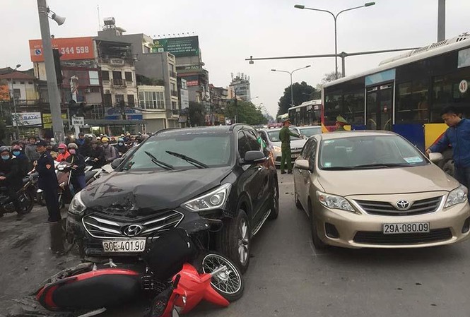 Xe Santafe đâm liên hoàn trên đường Hà Nội Hiện trường vụ tai nạn.