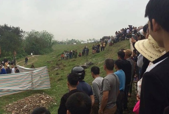 Phát hiện thi thể nam thanh niên cùng xe máy dưới đê Hiện trường vụ việc.