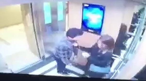 Vụ cô gái bị sàm sỡ trong thang máy: Báo cáo lên giám đốc công an Hà Nội Hình ảnh cắt từ video.