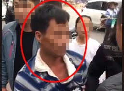 Xôn xao clip nghi bắt cóc trẻ em ở Hà Nội Người đàn ông bị người dân giữ lại. Ảnh cắt từ clip.