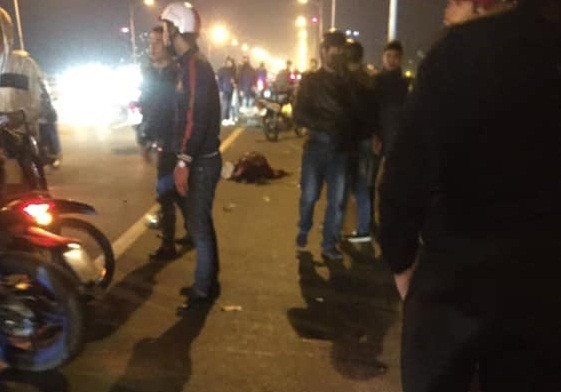Nam thanh niên đi xe máy đâm vào lan can cầu Vĩnh Tuy tử vong Hiện trường vụ tai nạn.