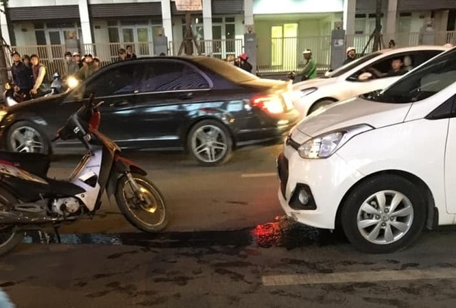 Tài xế ô tô dùng dao đâm nam thanh niên sau va chạm giao thông Hiện trường vụ tai nạn.
