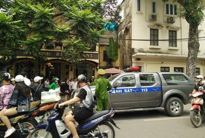 Nghi vấn nữ nhân viên bị sờ ngực, hành hung trong nhà hàng Cảnh sát có mặt tại nơi nghi xảy ra vụ việc.