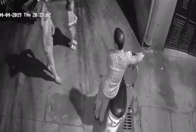 Tạm giữ nghi phạm xâm hại 2 bé gái trong ngõ ở Hà Nội Hình ảnh cắt từ video.