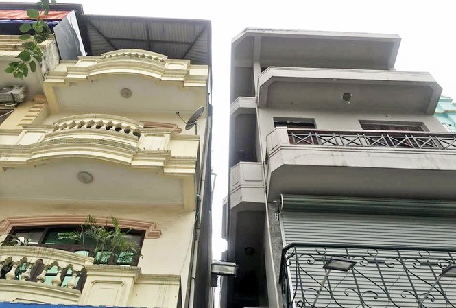 Gia chủ tá hỏa phát hiện xác chết trong lối đi nhà mình Mái nhà nơi được cho là người đàn ông đã rơi xuống.