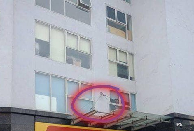 Hà Nội: Bé 4 tuổi nguy kịch khi rơi xuống từ tầng 11 chung cư Khu vực mái kính tầng 1 nơi cháu bé rơi xuống. Ảnh: FB
