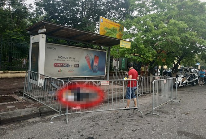 Người đàn ông tử vong trước bến xe buýt ở Hà Nội Hiện trường vụ việc.