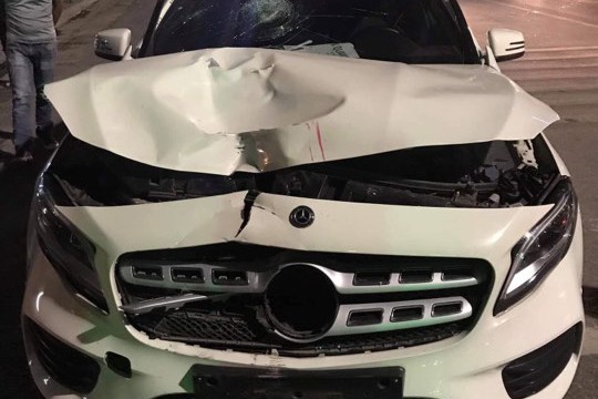 Danh tính tài xế lái Mercedes đâm 2 phụ nữ tử vong rồi bỏ chạy Chiếc xe ô tô bị hư hỏng nặng. Ảnh: FB