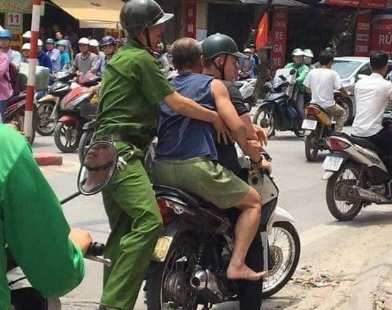 'Ma men' đập vỡ chai thủy tinh tấn công chiến sĩ công an Người đàn ông được đưa về trụ sở. Ảnh: KSĐP