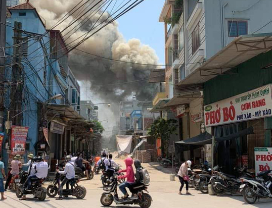 Cháy lớn tại xưởng gỗ ở Thạch Thất vào giữa trưa Hiện trường vụ cháy. ẢNh: Otofun