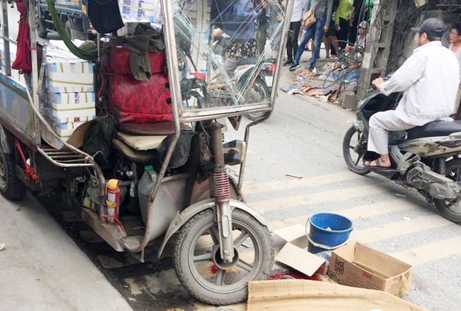 Kinh hãi xe ba bánh đè chết người ở Hà Nội Hiện trường vụ tai nạn.