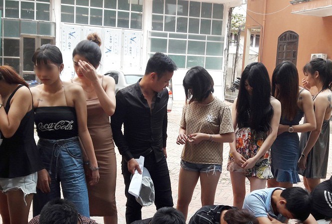 Đột kích quán karaoke phát hiện nhóm ‘dân bay’ mở nhạc lớn chơi ma túy Nhóm nam thanh nữ tú phê ma túy trong quán karaoke. Ảnh: Công an TP Hưng Yên.